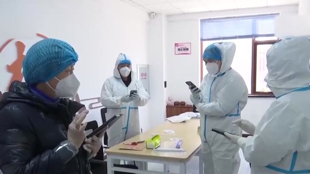 中, 상하이에 군 의료진 2천 명 투입... 자체 의료 체계 감당 못 해 / YTN