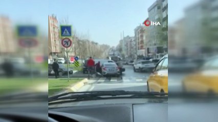 Sultangazi'de sürücülerin levyeli kavgası kamerada