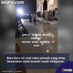 Viral Video Jamaah Tetap Salat Tarawih meski Kehujanan, Warganet Berdebat