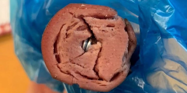 Catania - Sparge in strada wurstel ripieni di chiodi per uccidere cani (04.04.22)