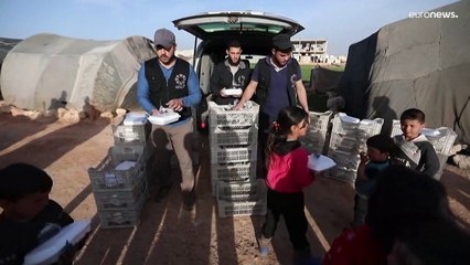 شاهد: نازحون سوريون في المخيمات يتلقون مساعدات غذائية قبل الإفطار