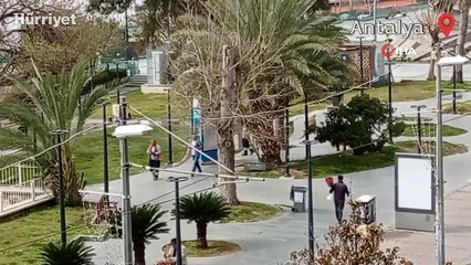 Kadın simitçi ile kadın temizlik görevlisinin tartışması ağlattı: “Sen çöpçüsün, pisliksin”