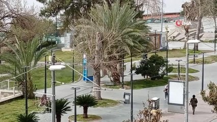 Kadın simitçi ile kadın temizlik görevlisinin tartışması ağlattı: "Sen çöpçüsün, pisliksin"