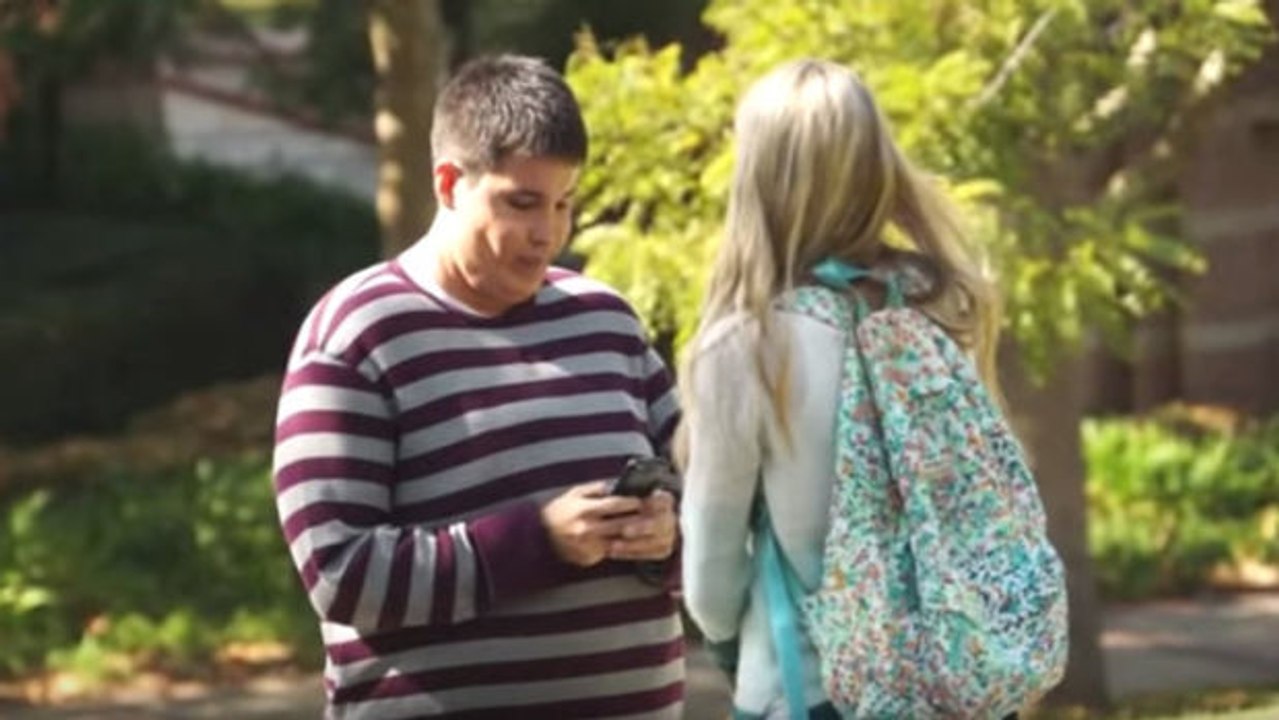 In einem Fatsuit versucht er, Mädchen aufzureißen.