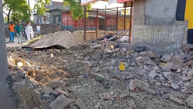 सरकारी जमीन पर कब्जे का प्रयास,चारदीवारी तोड़ कर नींव खोदी