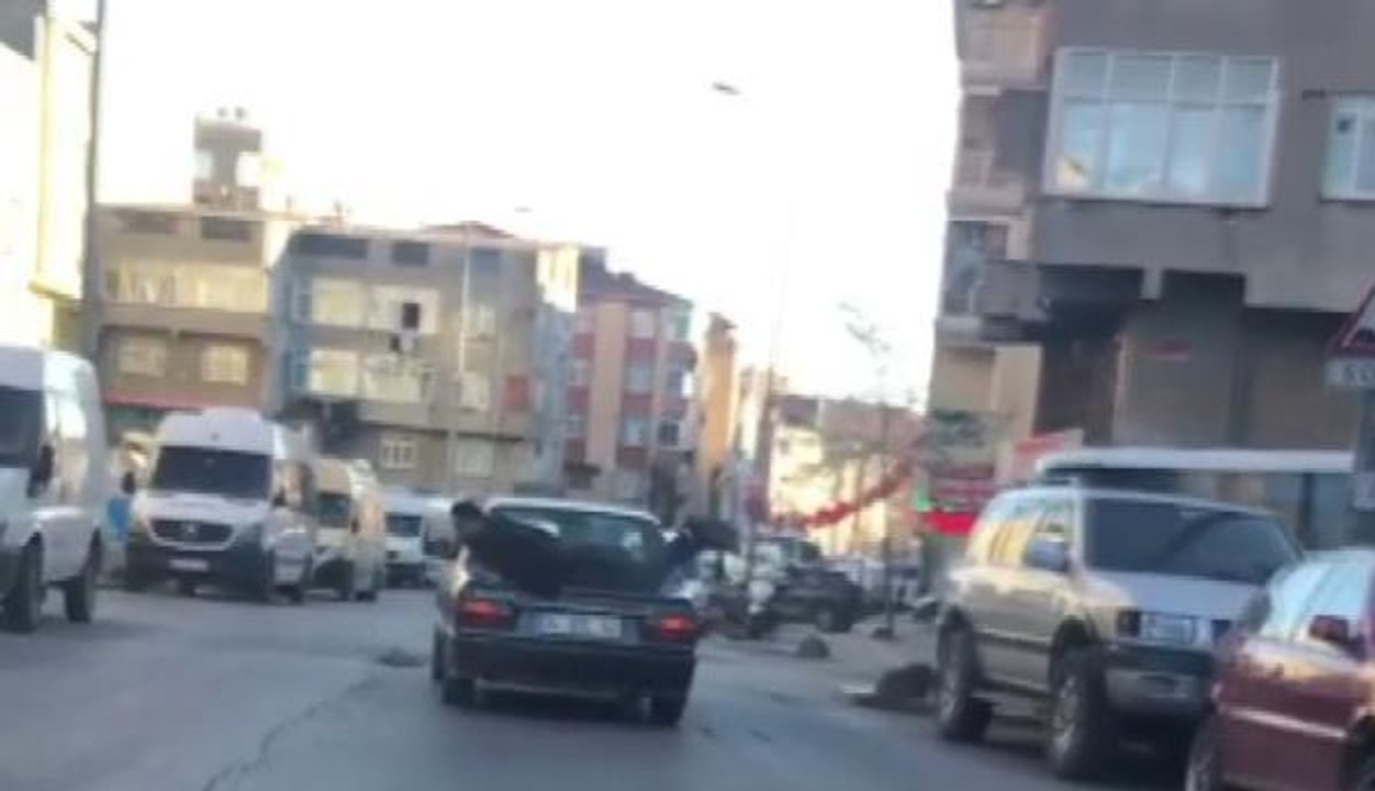 Bağcılar'da otomobilin bagaj kapağında tehlikeli yolculuk kamerada