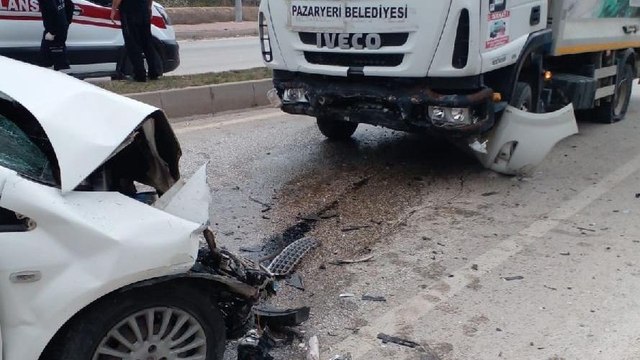 Refüjü aşarak karşı şeride geçen çöp kamyonu dehşet saçtı