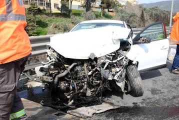 TEM'de otomobil bariyerlere çarptı: 1'i bebek 2 yaralı