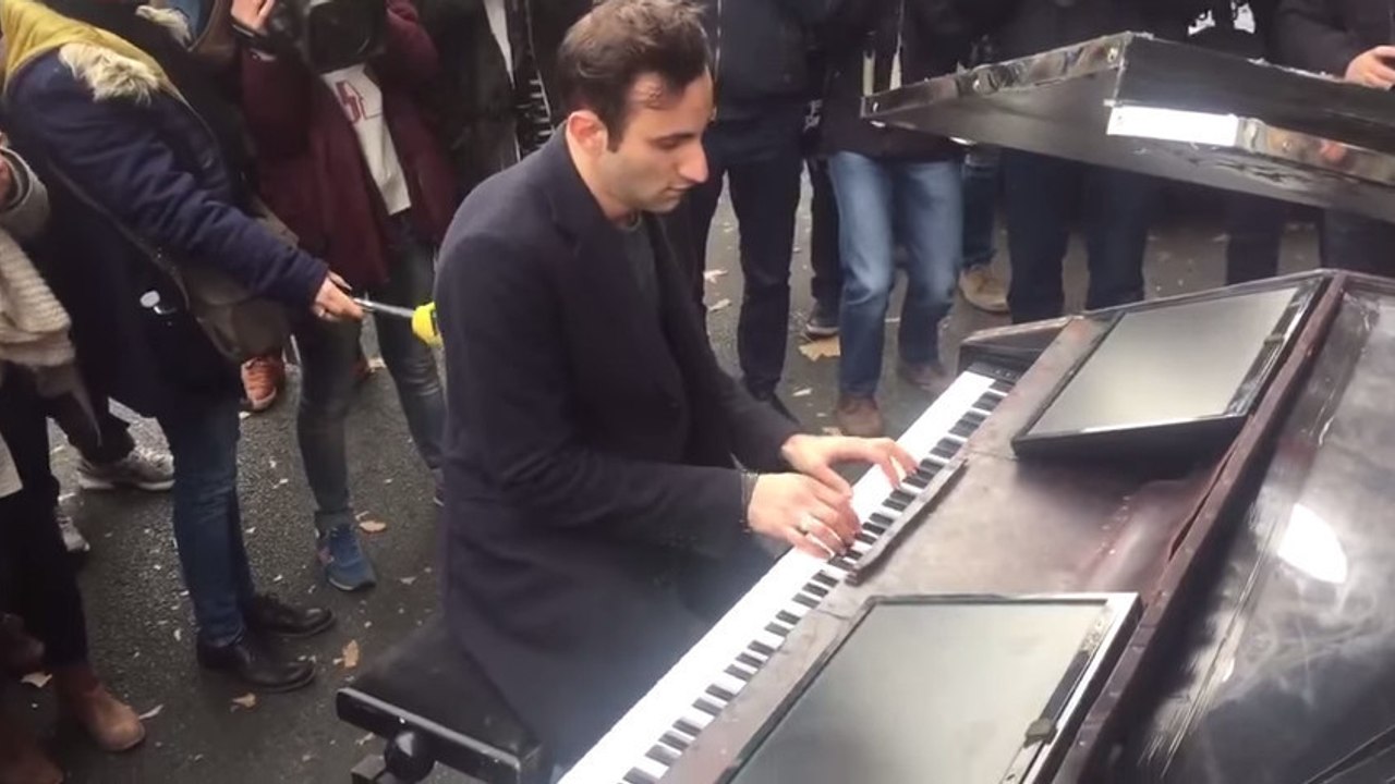 Attentat in Paris - Bataclan: Ein deutscher Pianist spielt 'Imagine' von John Lennon in Gedenken an die Opfer.