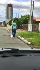 Morador de Itajaí chama a atenção ao passear com gansa de estimação por ruas da cidade