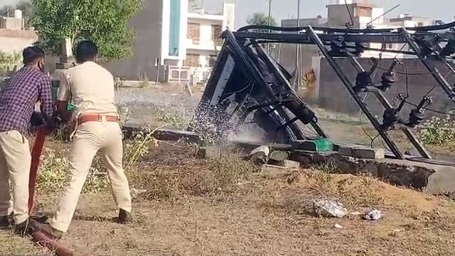 वाहन की टक्कर से जला ट्रांसफार्मर, आग बुझाने आगे आए ये लोग..देखें वीडियो