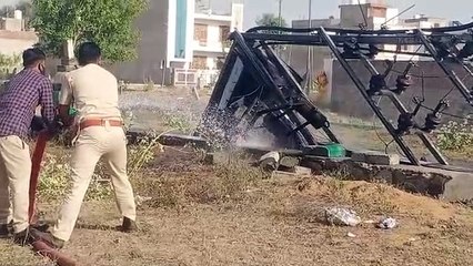 वाहन की टक्कर से जला ट्रांसफार्मर, आग बुझाने आगे आए ये लोग..देखें वीडियो