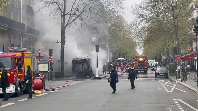 Paris'in merkezinden dumanlar yükseldi