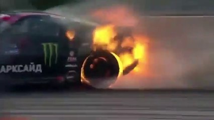 Une Nissan 370z drifte si fort qu'elle prend feu