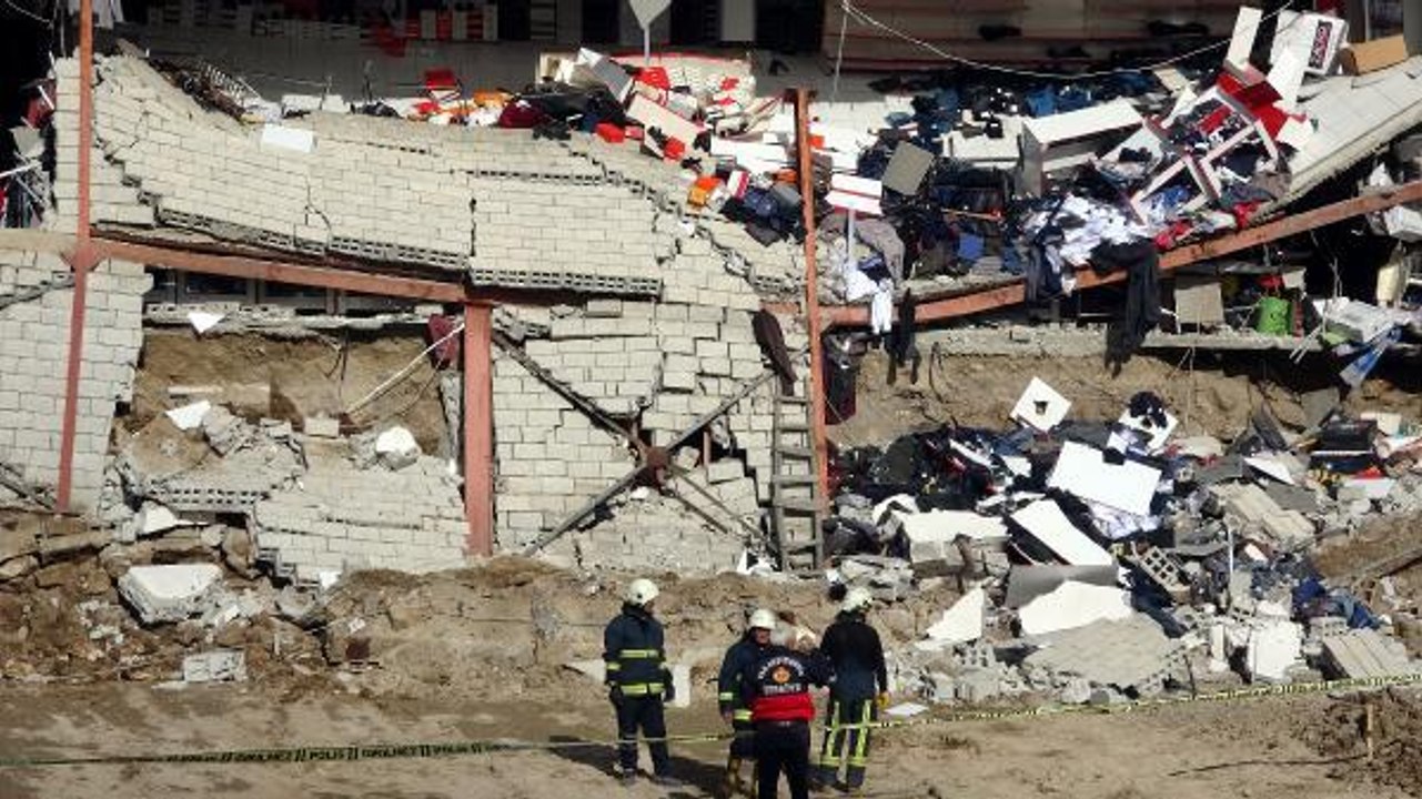 VAN'DA KAZI YAPILAN İNŞAAT ALANININ YANINDAKİ AVM'NİN DUVARI ÇÖKTÜ