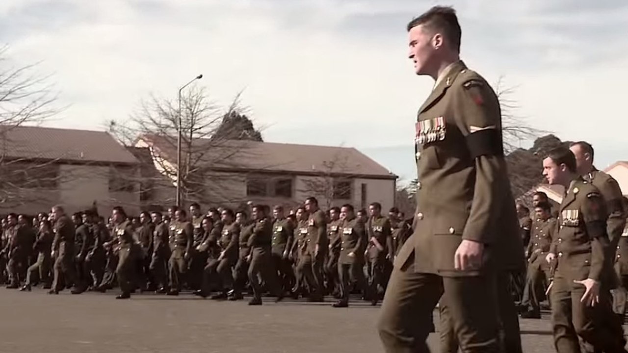 Diese Kompanie verabschieden sich von einem toten neuseeländischen Soldaten mit einer ergreifenden Haka