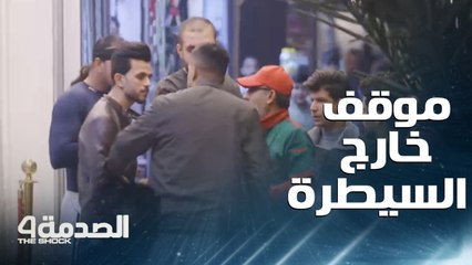 مجموعة شباب لم تتحمل الموقف لتقرر الاعتداء على الشخص الذي أهان عامل الدليفري في قلب الشارع