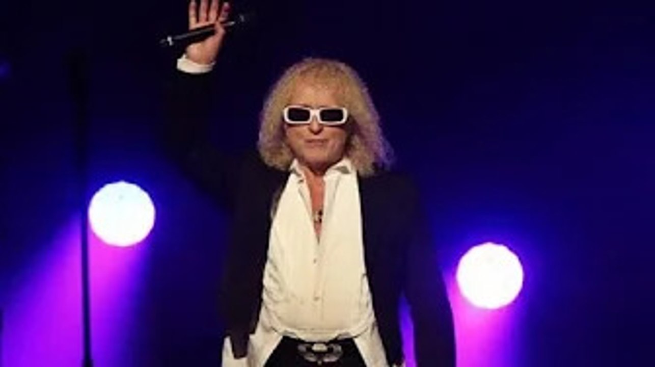 Michel Polnareff  Rare photo du chanteur sans lunettes, un célèbre @mi balance !