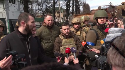 Zelenski visita Bucha: "El mundo lo recordará como un genocidio"