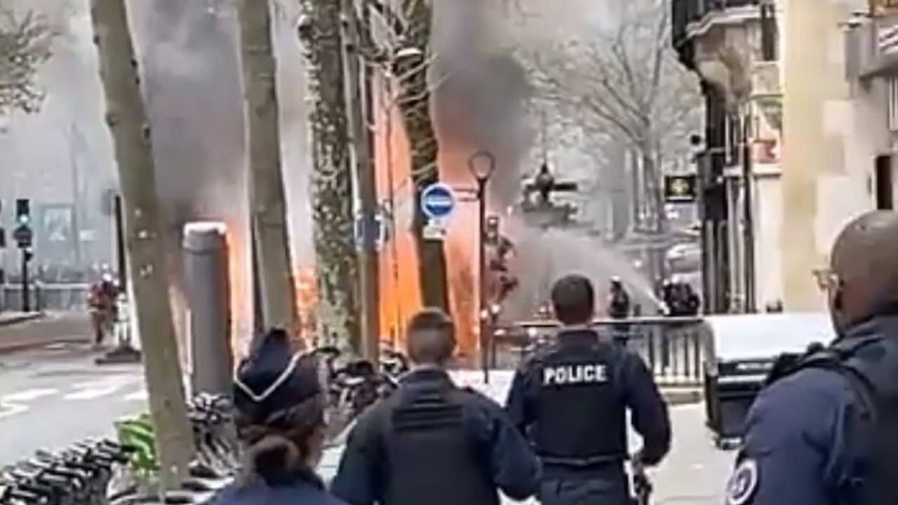 Paris : un bus de la RATP s’embrase sur le boulevard Saint-Germain
