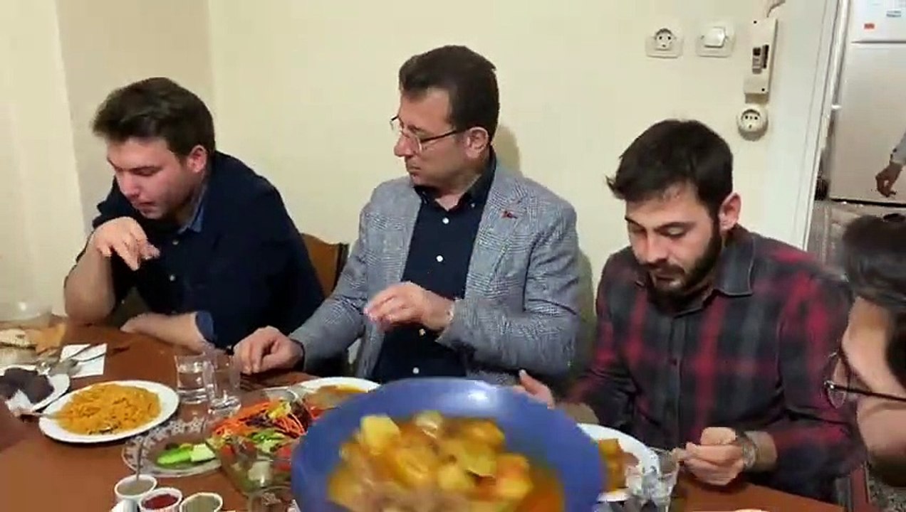 İmamoğlu, öğrencilerle iftar yaptı; "30 yere başvurmuştum burs çıkmadı; ilk defa İBB'den aldım"