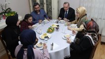 Cumhurbaşkanı Erdoğan ve eşi Emine Erdoğan, İstanbul'da bir ailenin evinde iftar yaptı