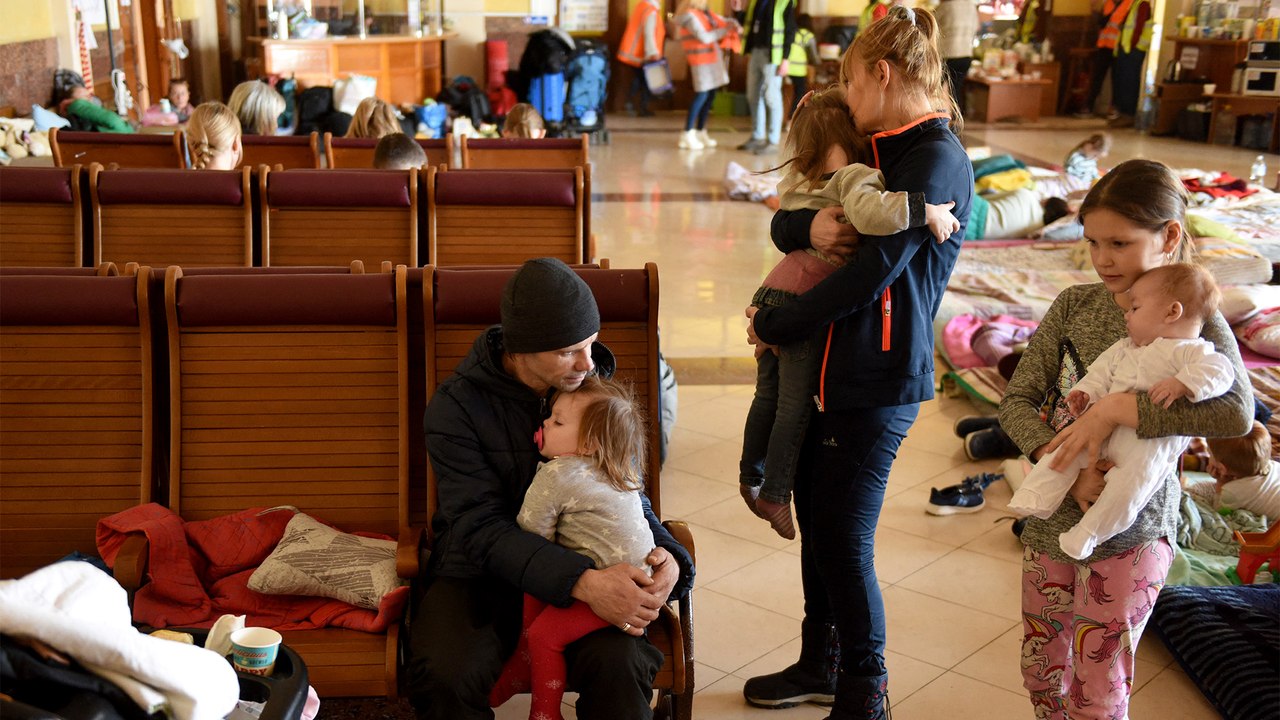 الجزيرة ترصد أوضاع النازحين في محطة القطار في لفيف