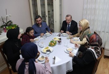 Cumhurbaşkanı Erdoğan, Ümraniye'de bir vatandaşın evinde iftar yaptı