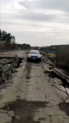 Ce conducteur traverse un pont dans un piteux état... risqué