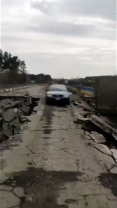 Ce conducteur traverse un pont dans un piteux état... risqué