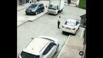 Une femme gare sa voiture... enfin presque