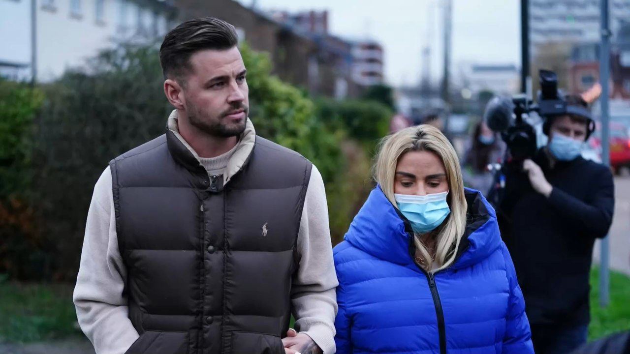 Katie Price seen without her engagement ring, after fiancé Carl Woods did this