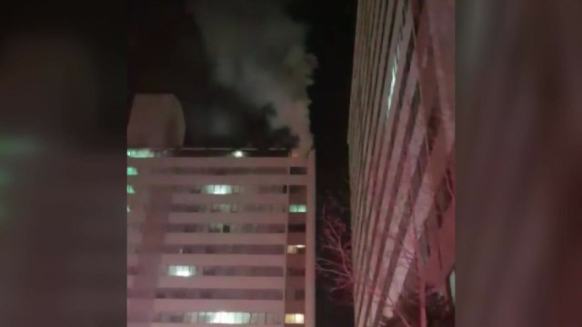 한밤중 구미 아파트 15층에서 불...주민 1명 다쳐 / YTN