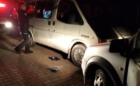 Dur ihtarına uymayan plakasız minibüs, polis otosuna çarparak durduruldu