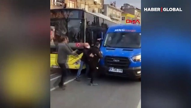 İETT şoförü ile kargocunun yol verme kavgası kamerada