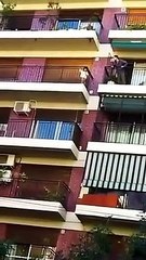 Un nene quedó encerrado en el balcón del 5to piso: el encargado lo puso a salvo