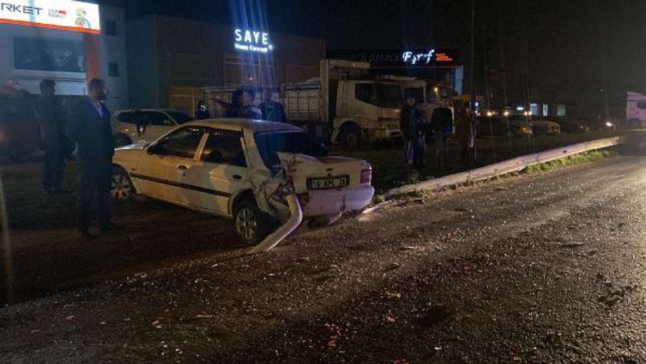 TIR, KIRMIZI IŞIKTA BEKLEYEN 2 OTOMOBİLE ÇARPTI; 3 YARALI