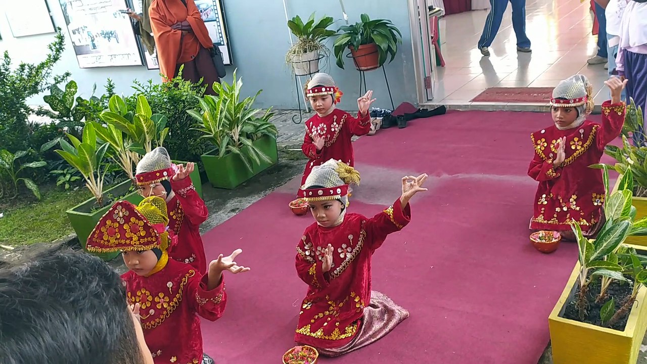 KAKAK IKUT TARI SAMBUT PERPISAHAN TK