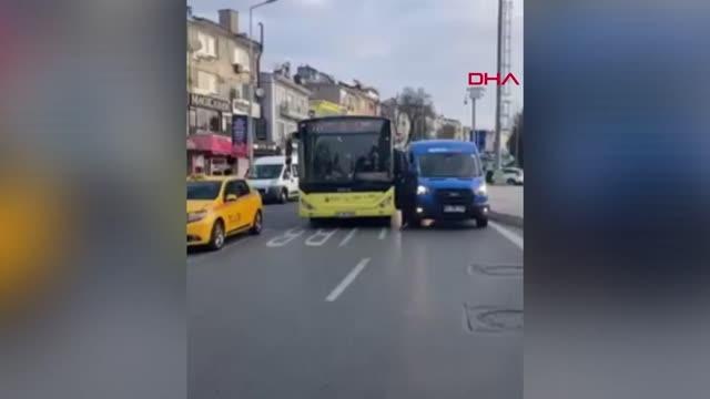 ÜSKÜDAR'DA İETT ŞOFÖRÜ İLE KARGOCUNUN YOL VERME KAVGASI KAMERADA