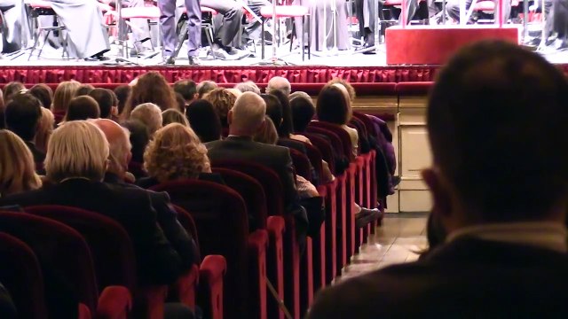 Concerto per la pace in Ucraina, davanti alla Scala la scritta bambini come al teatro di Mariupol