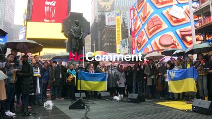 Descargar video: بدون تعليق: نجوم برودواي يغنون من أجل الشعب الأوكراني في ساحة تايمز سكوير بنيويورك