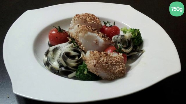 Cabillaud snacké au sésame et ses pâtes tomates et brocolis et son émulsion de persil