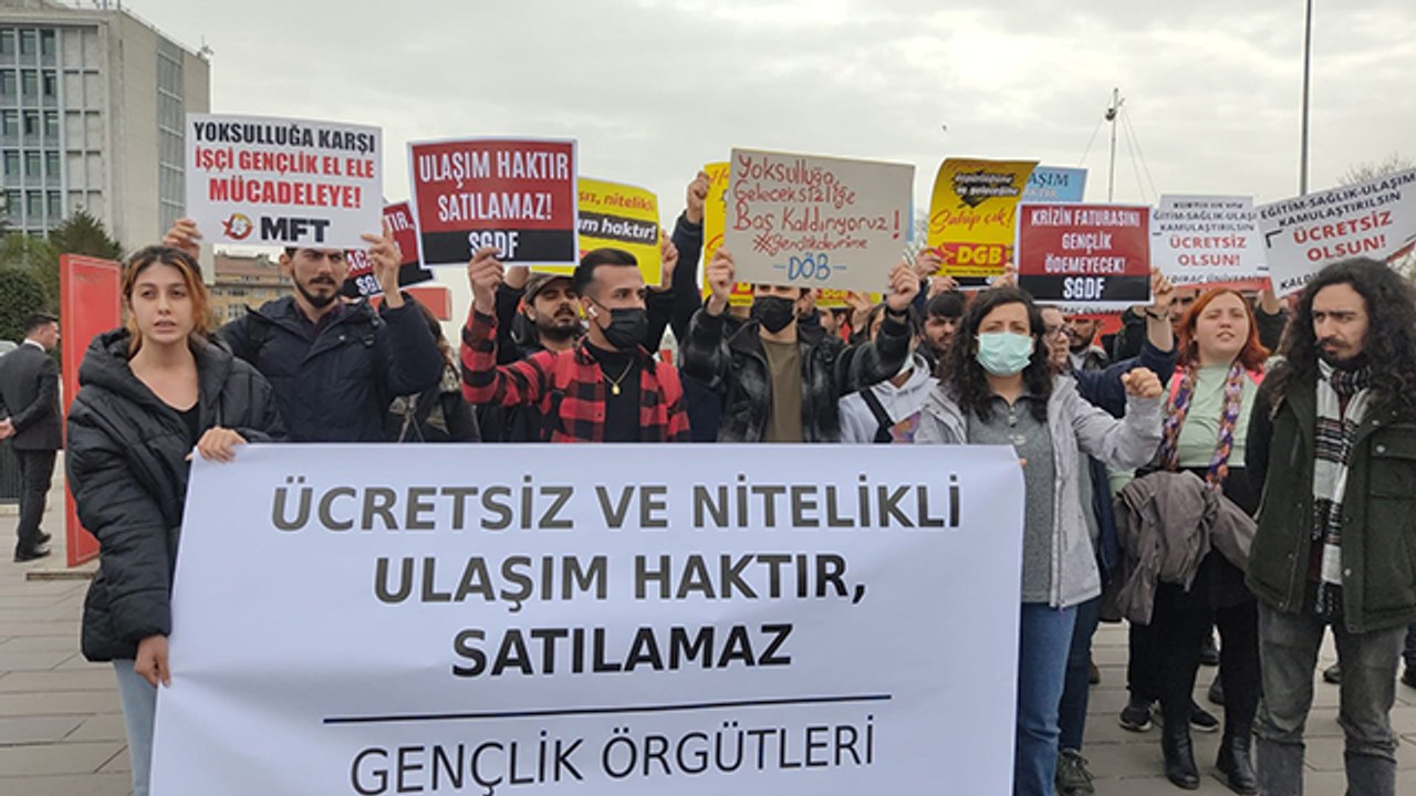 Üniversite öğrencileri, İstanbul'da toplu ulaşıma yapılan zammı protesto etti