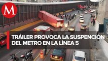 Vuelca tráiler en Circuito interior, choca contra muro del Metro de CdMx