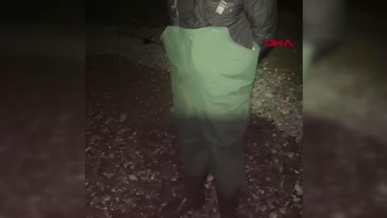 OLTAYLA YAKALADIKLARI KÖPEKBALIĞINI 'LÜTFEN BİR DAHA GELME' DİYEREK DENİZE BIRAKTI