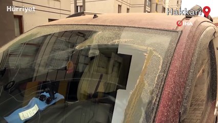 Yüksekova’da toz bulutu, araçları çamura bürüdü