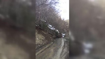 Bazı yollar ve köylerde heyelan meydana geldi