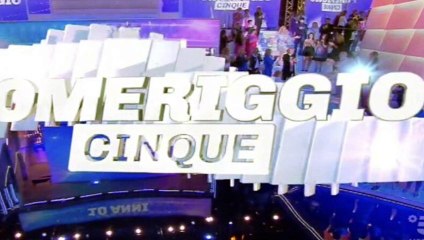 “Cambia la conduttrice”. Fiamme a Canale 5, il programma ne sceglie un’altra