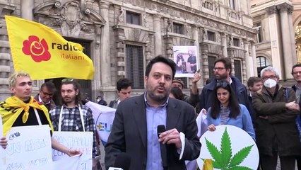 Milano, il consigliere Pd Nahum fuma marijuana davanti al Comune: "Legalizziamola"