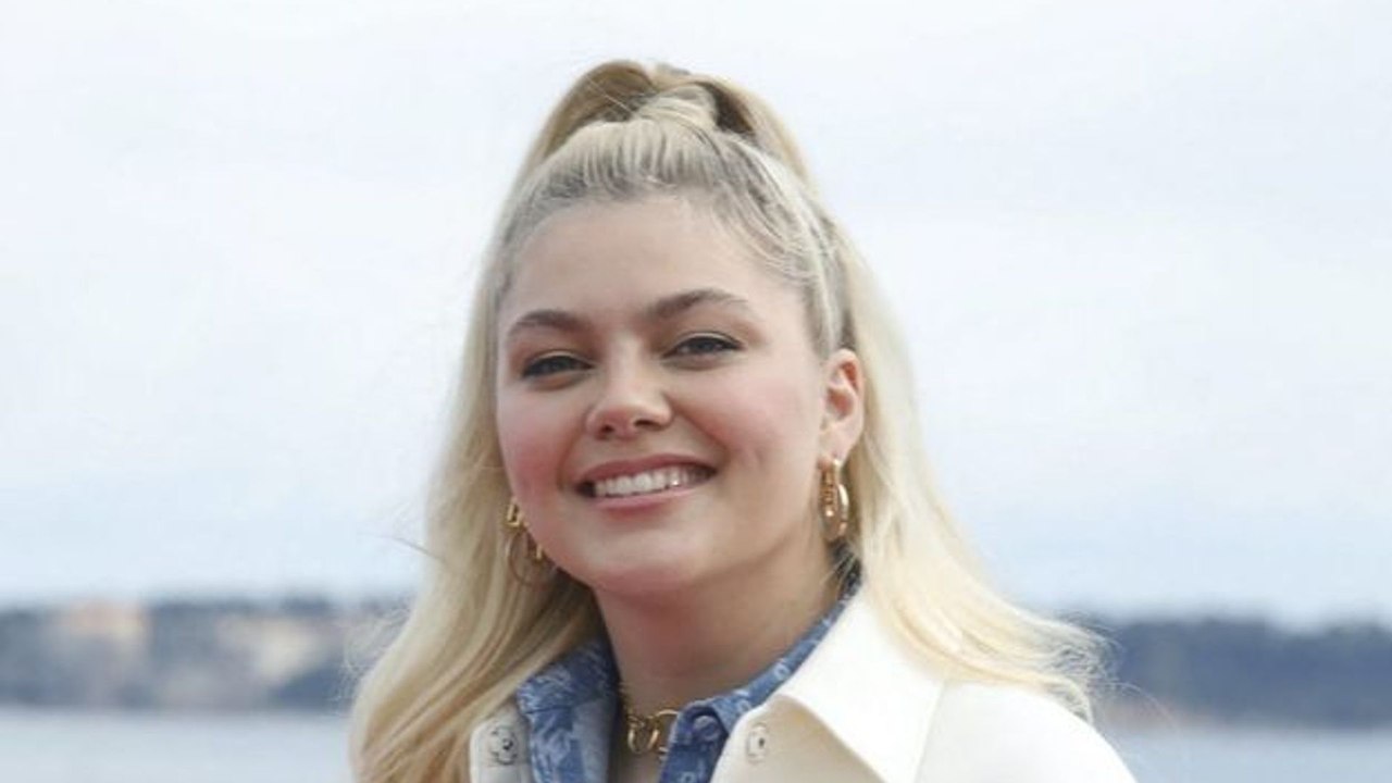 Louane s’entiche des chaussures stars de ce printemps